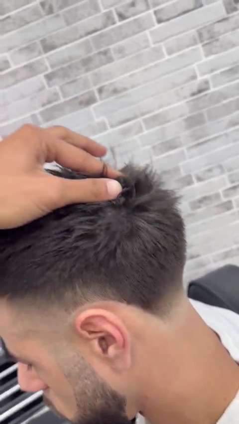 Capelli ricci prima e dopo la sfumatura taper