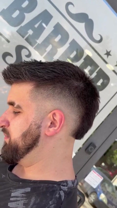 Trasformazione completa: capelli ricci sfumati e barba rifinita