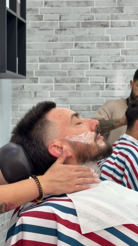 Taglio e barba in lavorazione su un cliente adulto