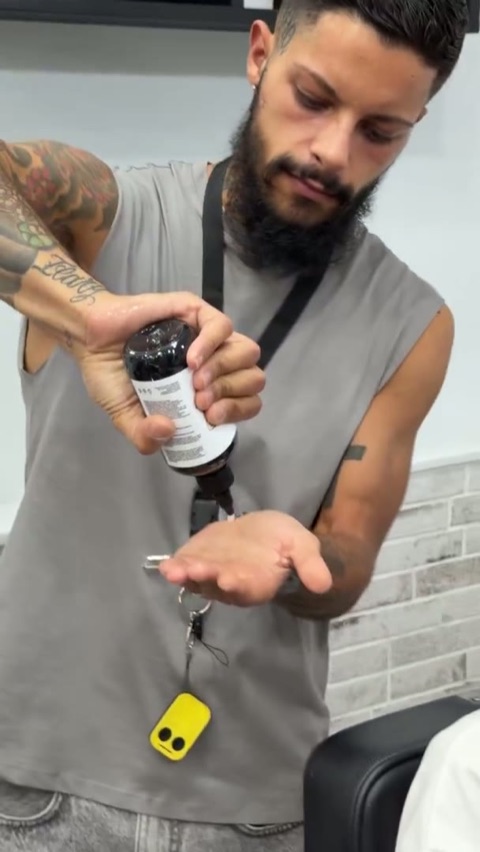 Mirko dosa sul palmo il prodotto per lo styling, prima di finire il taglio